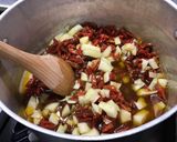 Une image de l'étape 6 de Sauces aux trois piments, coriandre et radis noir.