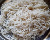 A picture of step 3 of Hakka noodles.