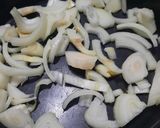 Foto del paso 1 de la receta: Huevo con salsa y salchichas