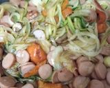 Foto del paso 1 de la receta Spaghetti de calabacín con verduras y frankfurt