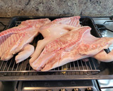 Foto del paso 2 de la receta: Cochinillo Navideño al horno