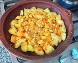 Foto del paso 5 de la receta Gambas al fish masala con patatas confitadas en fumet de gambas