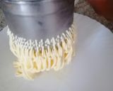 A picture of step 4 of Spaghetti ice cream.