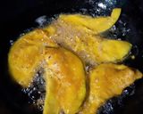 A picture of step 4 of Baingan pakorhay.