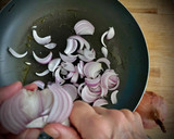 Foto del paso 2 de la receta: Coca de higos y cebolla caramelizada con sobrasada
