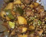 तुरीचे दाणे घालून वांगे बटाट्याची भाजी (toori ghalun vange batatayachi bhaji recipe in marathi) रेसिपी स्टेप 2 फोटो