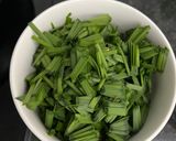 Hình bước làm 1 của món Hến xào hẹ ăn với bánh đa