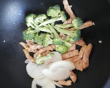 Foto del paso 5 de la receta: Fideos salteados con pollo y brócoli