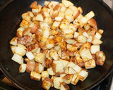 Foto del paso 2 de la receta: Papas salteadas con romero y pimientos