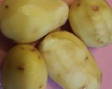 Foto langkah ke 1 dari resep Oseng kentang pedas kering enak.