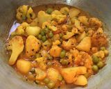 A picture of step 5 of Gobhi Matar Curry.