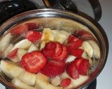 A picture of step 3 of Homemade Berry Applesauce.