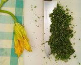 Foto del passaggio 2 della ricetta Fiori di zucca ripieni
