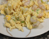 Foto del paso 3 de la receta: Revuelto de gambas y ajos tiernos