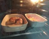 Foto del paso 5 de la receta: Muslos de pollo asados con patatas al horno