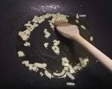 Linguine with prawns, courgette & pumpkin flowers recipe step 1 photo