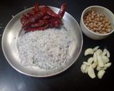 A picture of step 1 of Dry garlic red chutney.