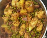 A picture of step 4 of Arakas--Greek Potato and Pea Stew.