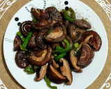 Foto del paso 5 de la receta: Setas shiitake con pimiento verde y salsa de soja