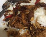 Foto langkah ke 5 dari resep Ayam Suwir Pedas Kecap Manis Gurih Bumbu Sederhana.