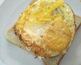 Foto langkah ke 7 dari resep Menu Sarapan - Roti isi Kornet dan Telur.
