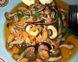 รูปขั้นตอนการทำที่ 2 ของ ยำแซ่บเห็ดไข่ต้ม