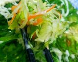 Hình bước làm 2 của món Gỏi rong biển bắp cải