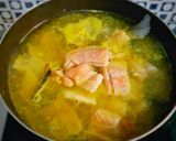 Foto langkah ke 4 dari resep Sop Kepala Ikan Salmon.