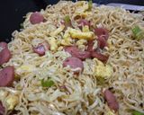 Foto langkah ke 5 dari resep Mie goreng sosis anti gagal.