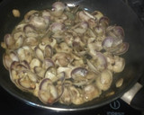 Foto del paso 2 de la receta: Cocochas de rape con almejas & salsa de ajo y perejil