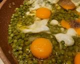 Foto del passaggio 4 della ricetta Uova e Piselli