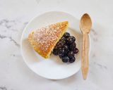 Foto del passaggio 5 della ricetta Torta Soffice allo Yogurt Greco con Mirtilli Caldi