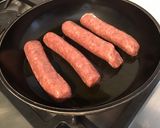 Une image de l'étape 1 de Saucisses aux tomates, courgette blanche et herbes aromatiques.
