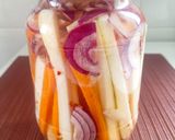 Foto del paso 5 de la receta Mix de encurtidos tricolor: zanahoria, cebolla roja y calabacín