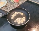 Foto del paso 3 de la receta: Huevos fritos con gambas al ajillo en un plis plas