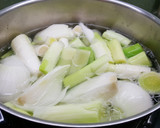 Foto del paso 2 de la receta: Pudin de puerro y queso con salsa de yogur