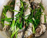 Hình bước làm 3 của món Cá sòng luộc cạn cuốn bánh tráng chấm mắm tôm