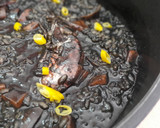 Foto del paso 10 de la receta: Arroz negro caldoso de sepia y gambas