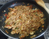Foto del paso 6 de la receta: Fideos o Noodles de arroz con gambas, pollo y salsa de soja