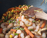 Foto del paso 9 de la receta: Arroz frito con espárragos y gambas