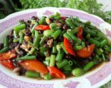 Foto langkah ke 4 dari resep Tumis Kembang Bawang Tauco (ampas kecap).