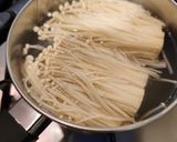 Une image de l'étape 3 de Enokis poêlés sauce soja.