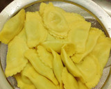 Foto del paso 7 de la receta: Medias lunas de espinacas y ricotta con crema de queso manchego