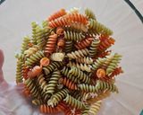 Foto del paso 1 de la receta: Ensalada de fideos tricolor bien mediterránea con aderezo casero