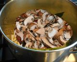 A picture of step 2 of Cream of mushrooms with asparagus.