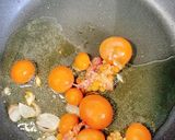 Hình bước làm 3 của món Trứng gà non xào bí nụ