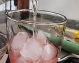 Foto langkah ke 4 dari resep Fresh Strawberry Honey Soda.