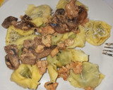 Foto del paso 3 de la receta: Pasta rellena de ricota y espinacas con pollo y champiñones