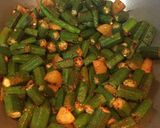 A picture of step 4 of Aloo Bhindi Fry.