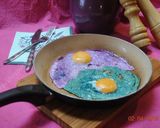 A picture of step 6 of Coloured Fried Eggs نیمرو کلمی.